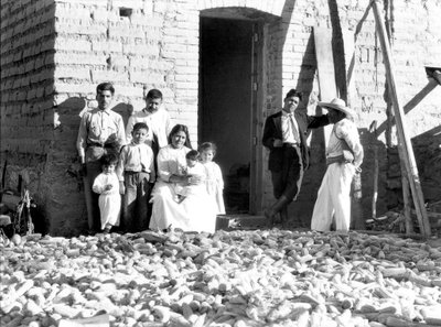 Familie mit Mais, Staat Veracruz, Mexiko, 1927 von Tina Modotti